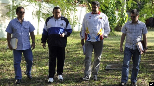 En esta foto distribuida por la oficina de prensa de Miraflores, el presidente Hugo Chávez camina con su hermano Adan, izquierda, el canciller Nicolás Maduro y el ministro de Ciencia y Tecnología, Jorge Arreaza.