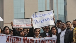 Advokati uzvikuju slogane zahtevajući brže reagovanje vlasti na silovanje, Nju Delhi, 3. januar, 2013.