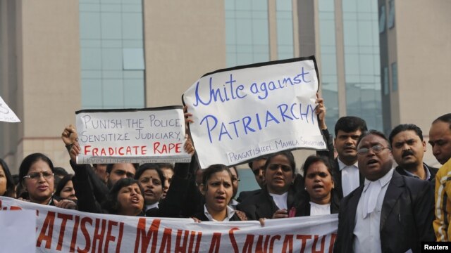Advokati uzvikuju slogane zahtevajući brže reagovanje vlasti na silovanje, Nju Delhi, 3. januar, 2013.