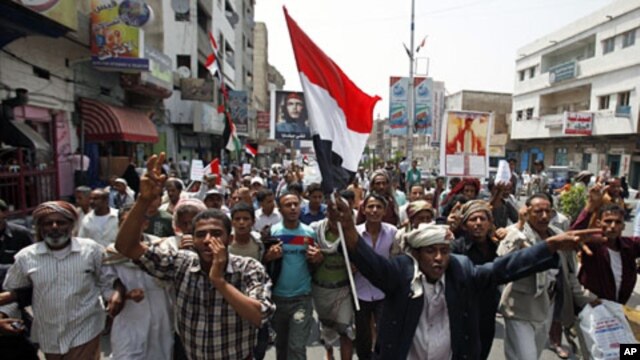 Anti-government protesters shout slogans as they march to demand the ouster of Yemen's President Ali Abdullah Saleh in the southern city of Taiz July 4, 2011