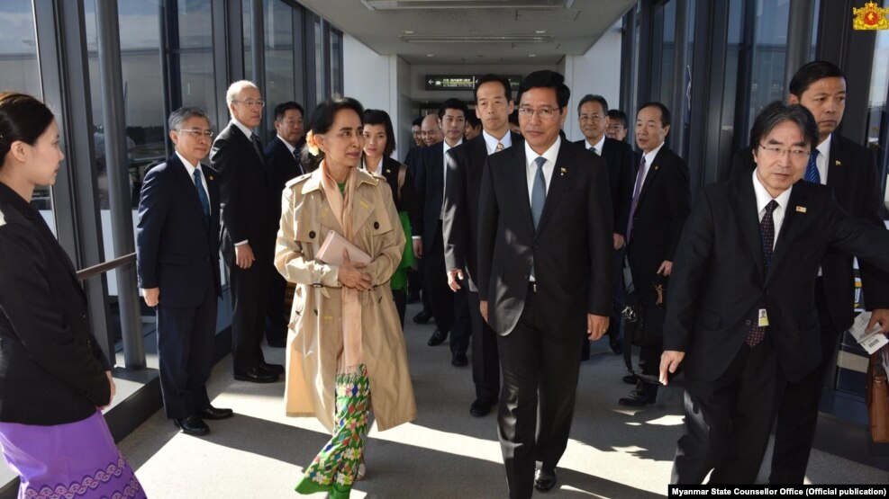 ဂ်ပန္ခ်စ္ၾကည္ေရးခရီးစဥ္အၿပီး ျမန္မာႏူိင္ငံကို ျပန္မည့္ ေဒၚေအာင္ဆန္းစုၾကည္အား တုိက်ဳိ နရီတာ ေလဆိပ္မွာ ပို႔ေဆာင္သူ မ်ားႏွင့္အတူ