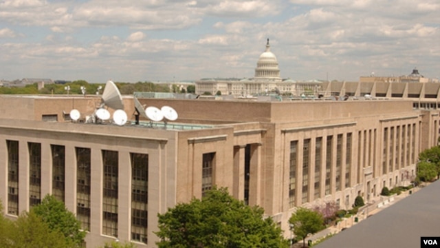 美国之音总部大楼，旁边是国会大厦