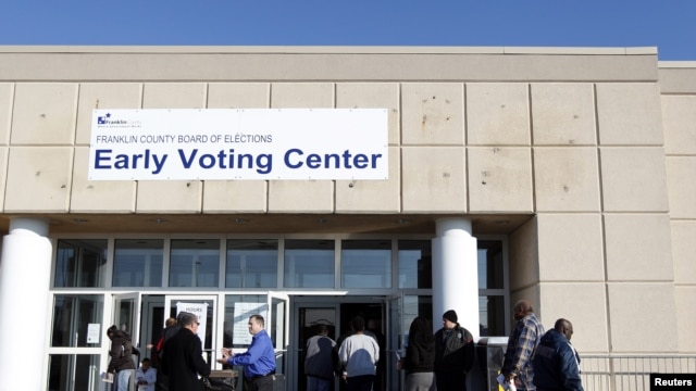Des électeurs allant voter à Columbus, dans l'Ohio, le 5 novembre 2012.