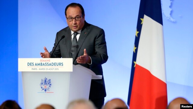 El presidente Francois Hollande pronunció un discurso en la reunión anual de embajadores franceses en el Palacio del Eliseo en París, el martes, 25 de agosto de 2015.