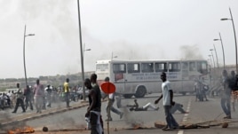 Protesters on a street in Bamako, Mali, May 21, 2012 (AP).