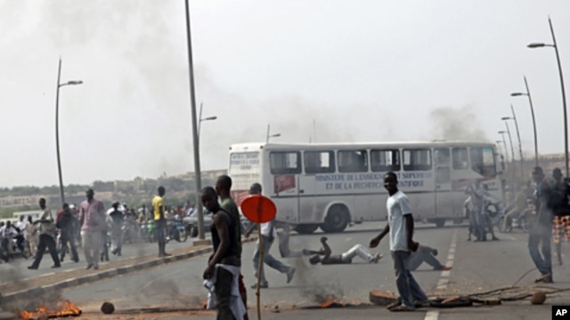 Protesters on a street in Bamako, Mali, May 21, 2012 (AP).