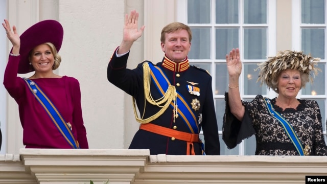 Ratu Belanda Beatrix (kanan), Putra Mahkota Willem Alexander (tengah) dan istrinya, Maxima, melambaikan tangannya dari balkon istana Kerajaan Belanda Noordeinde (Foto: dok). 