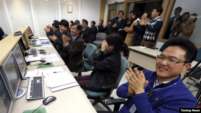 31일 나로호와 교신에 성공힌 후 환호하는 한국 카이스트 인공위성센터 관계자들.