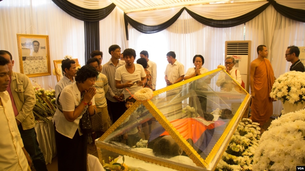 ប្រជាពលរដ្ឋខ្មែរចូលរូមក្នុងពិធីបុណ្យសពអ្នកវិភាគនយោបាយឯករាជ្យលោក កែម ឡី នៅវត្តចាស់ សង្កាត់ជ្រោយចង្វាក្រុងភ្នំពេញ នាថ្ងៃទី១៩ ខែកក្កដា ឆ្នាំ២០១៦។