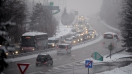 Bora bllokon mijëra njerëz në alpet franceze