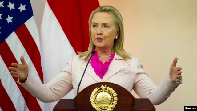 U.S. Secretary of State Hillary Clinton gestures as she speaks with Indonesia's Foreign Minister Marty Natalegawa during a joint news conference at the Ministry of Foreign Affairs in Jakarta, September 3, 2012. 