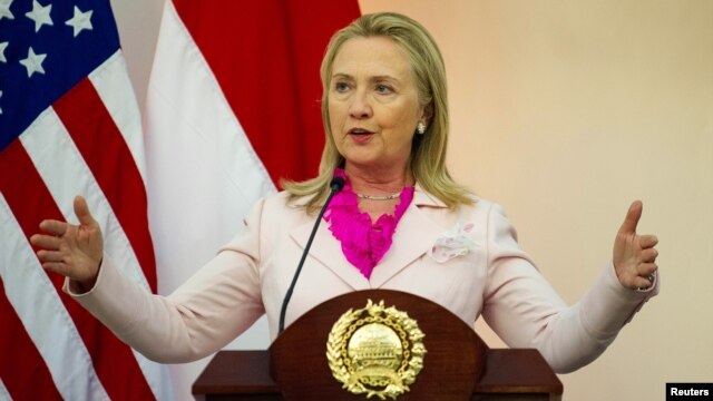 U.S. Secretary of State Hillary Clinton gestures as she speaks with Indonesia's Foreign Minister Marty Natalegawa during a joint news conference at the Ministry of Foreign Affairs in Jakarta, September 3, 2012. 