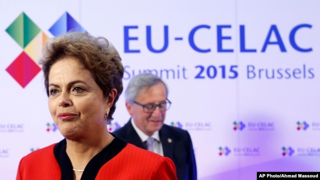 La presidenta de Brasil, Dilma Rouseff asiste a la octava cumbre de la UE y Celac. También asisten el presidente de Bolivia, de Chile, Colombia y Ecuador.