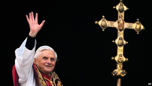 Đức Giáo Hoàng vẫy chào từ ban công của Vương Cung Thánh Đường Thánh Phêrô tại Vatican.