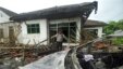 Polisi menginspeksi tempat ibadah kelompok Ahmadiyah di Pandeglang, Banten yang dirusak oleh massa (foto: dok). Laporan Deplu AS menyoroti kebebasan beragama yang memprihatinkan di Indonesia 