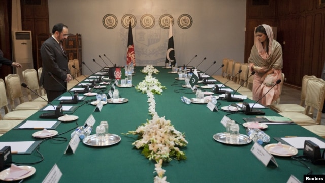 Pakistani Foreign Minister Hina Rabbani Khar (R) and Chairman of Afghanistan's High Peace Council Salahuddin Rabbani stand before their meeting at the Foreign Ministry in Islamabad, Pakistan, November 12, 2012.
