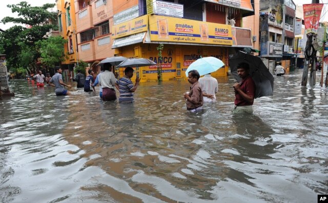 Những trận mưa lớn nhất trong vòng một thế kỷ đã làm cho thành phố Chennai chìm ngập trong làn nước.