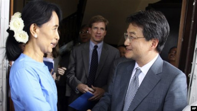 Burma's pro-democracy leader Aung San Suu Kyi, left, and U.S. Deputy Assistant Secretary of State for East Asia and Pacific Joseph Y. Yun shake hands following their meeting at Suu Kyi's home in Rangoon, Dec.10, 2010.
