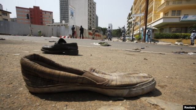 Abandoned shoes litter a street in Plateau district where a stampede occurred after a New Year's Eve fireworks display, Abidjan, Jan. 1, 2013.
