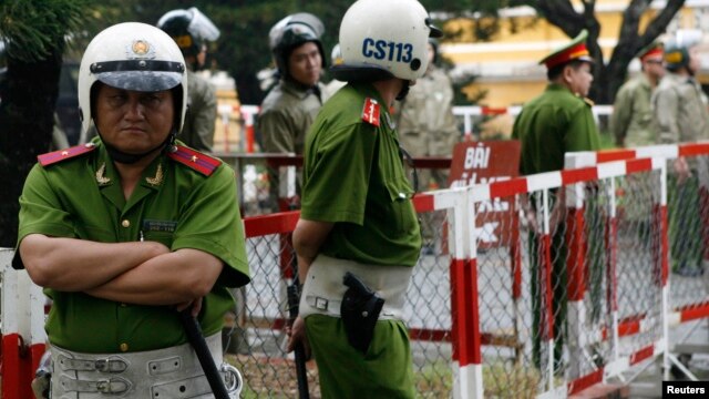 Cảnh sát đứng gác tại Toà án nhân dân, nơi bốn nhà hoạt động chính trị đang phải đối mặt với phiên tòa, Thành phố Hồ Chí Minh ngày 20/1/2010. 