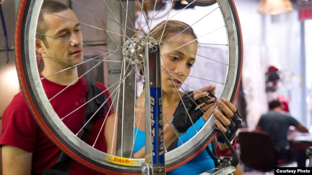 Joseph Gordon-Levitt and Dania Ramirez star in Columbia Pictures' "Premium Rush." (Photo: Sarah Shatz)