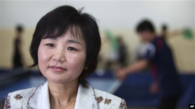 평양의 대동강장애자문화센터에서 'AP통신'과 인터뷰하는 리분희 선수.