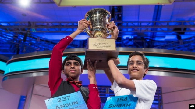Ansun Sujoe (trái), 13 tuổi, thí sinh từ bang Texas và Sriram Hathwar, 14 tuổi, từ New York, nâng chiếc cúp vừa được trao tặng sau khi đồng đoạt giải vô địch trong cuộc thi đánh vần, 29/5/2014.
