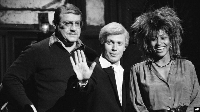 Foto de archivo de Alex Karras, acompañado de Billy Crystal (centro) y Tina Turner, durante la grabación de un programa de Saturday Night Live. Karras, falleció este miércoles a los 77 años de edad.