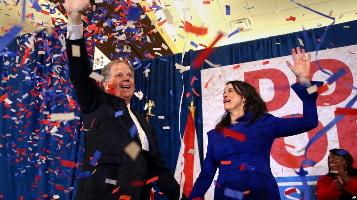Demócrata Jones gana sorpresivamente a Roy Moore en Alabama