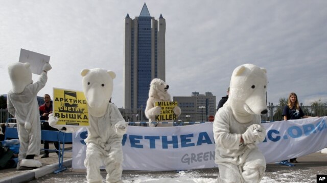 Greenpeace activists dressed as polar bears protest outside Gazprom's headquarters in Moscow, September 5, 2012. 
