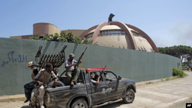 Rebel fighters seen inside the main Moammar Gadhafi compound in Bab al-Aziziya in Tripoli, Libya, August 24, 2011