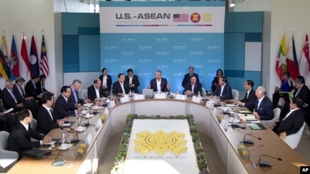 Tổng thống Obama phát biểu tại cuộc họp với các lãnh đạo 10 nước thành viên ASEAN tại  Sunnylands ở Rancho Mirage, bang California.