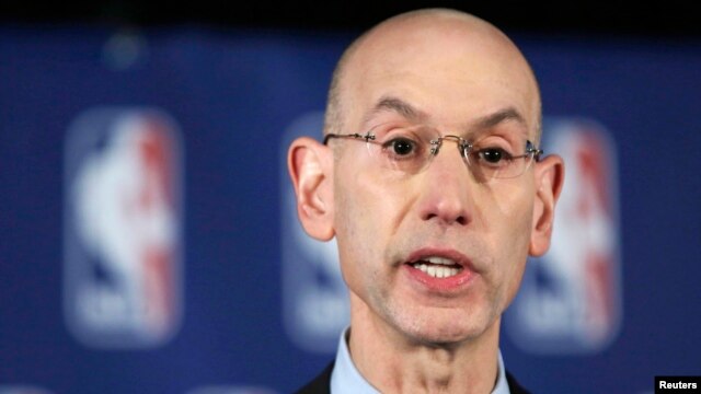 Ủy viên điều hành NBA Adam Silver nói chuyện tại cuộc họp báo ở New York 29/4/2014. 