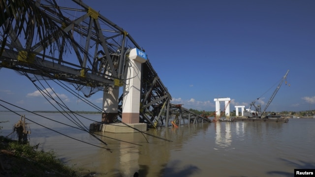 The Radana Thinga Bridge over the Irrawaddy River, still under construction, collapses following an earthquake near Singgu Township in central Burma, November 11, 2012. 
