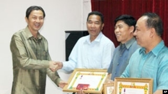 ທ່ານ​ຄໍາ​ເຜີຍ ປານ​ມາ​ໄລ​ທອງ ມອບຫລຽນໄຊແຮງງານ ໃຫ້ແກ່
ພະນັກງານຂອງ​ສະ​ຖາບັນ​ວິທະຍາ​ສາດ​ສັງຄົມ​ແຫ່ງ​ຊາດ​