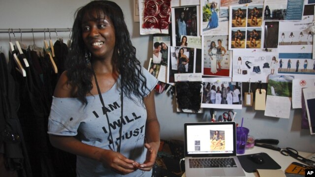 La diseñadora de modas y empresaria inmigrante Lynetty Tyner trabaja en su estudio en Nueva York, donde ha comprado maquinaria buscando crecer.