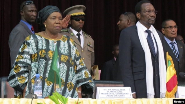 African Union Chief Nkosazana Dlamini-Zuma (front L) and Mali's President Dioncounda Traore attend a high level international meeting in Bamako, October 19, 2012.