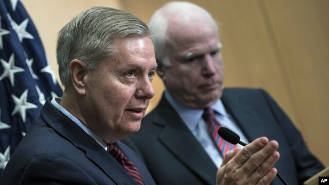 Thượng nghị sĩ John McCain và Lindsey Graham của đảng Cộng hòa.