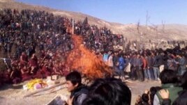 རྡོ་རྗེ་ལྷུན་གྲུབ་ལགས་ཀྱི་སྐུ་ཕུང་ཞུགས་འབུལ་གནང་བ།