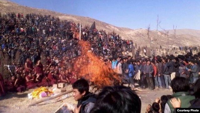 Large number of Tibetans gather at Dorjee Lhundup's Cremation