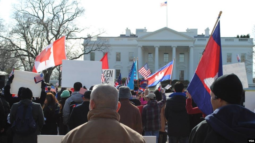 Cambodian-Americans protest in front of the White House in Washington, DC, Monday, January 20, 2014, against the violence in Cambodia and demanding the release of 23 union leaders and workers, and reelection. (Men Kimseng/VOA Khmer)