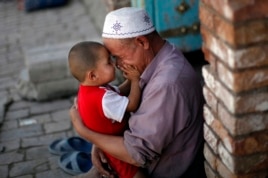新疆维吾尔老人和他的孙子