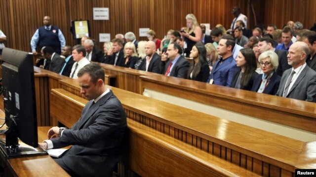 Oscar Pistorius ra trước tòa án ở Pretoria, Nam Phi, 3/3/14