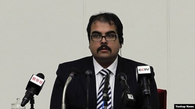 불법 입북했다는 미국인 아르투로 피에르 마르티네스(29)가 14일 평양에서 기자회견을 하고 있다. 