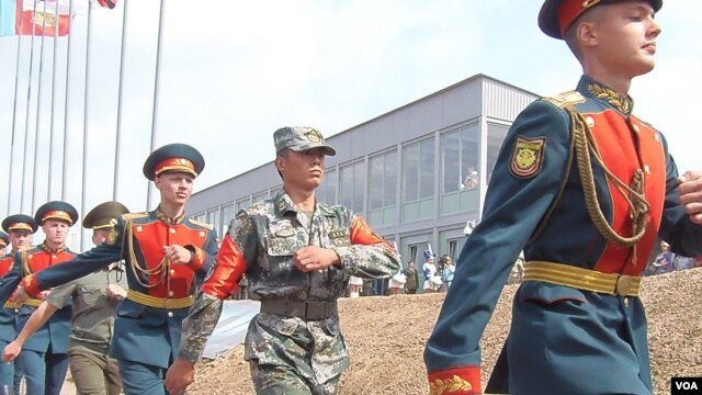 在8月份奥卡河上有中国工程部队参加的俄罗斯国际军事比赛中，比赛开幕式上的俄中仪仗兵。