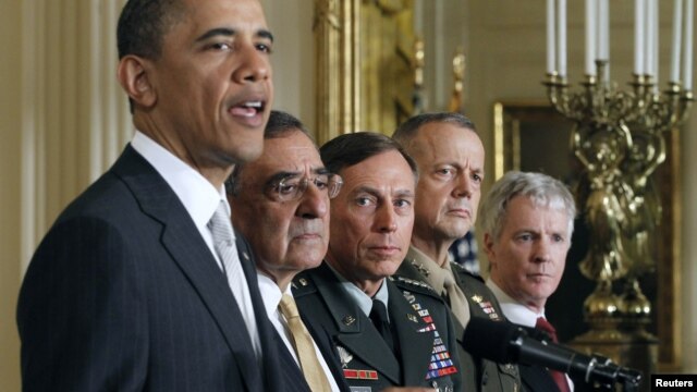 Prezident Barak Obama 2011-yilning yozida general Deyvid Petreusni (chapdan uchinchi) Markaziy razvedka boshqarmasiga direktor, general Jon Allenni (o'ngdan ikkinchi) esa Afg'onistondagi xalqaro koalitsiyaga bosh qo'mondon etib tayinlagan edi.