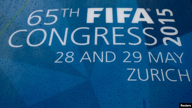 Mbele ya ukumbi wa Hallenstadion, ambako mkutano mkuu ujao wa 65th FIFA utafanyika mjini Zurich, Uswisi, May 26, 2015.