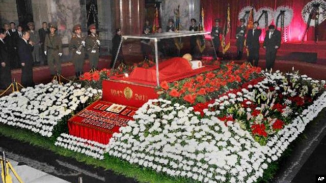 The body of North Korean leader Kim Jong-il lies in state at the Kumsusan Memorial Palace in Pyongyang, December 20, 2011.