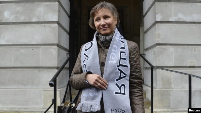 Marina Litvinenko wears a scarf in support of jailed Russian political prisoners, as she leaves a hearing into the death of her husband, Alexander Litvinenko, in London, November 2, 2012.