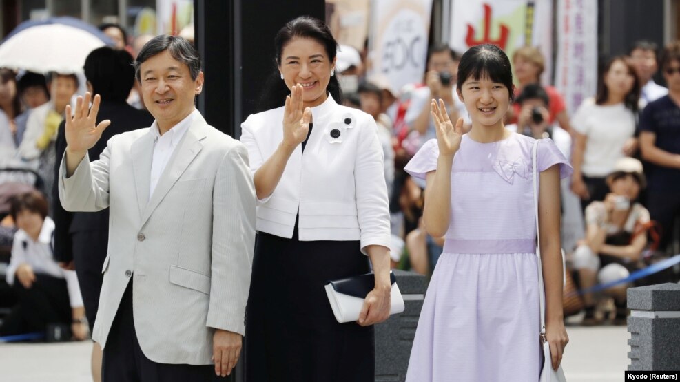 Putra Mahkota Jepang Naruhito (kiri) bersama istrinya, Masako dan putri mereka Aiko melambaikan tangan kepada warga di Matsumoto, Prefektur Nagano (10/8). 